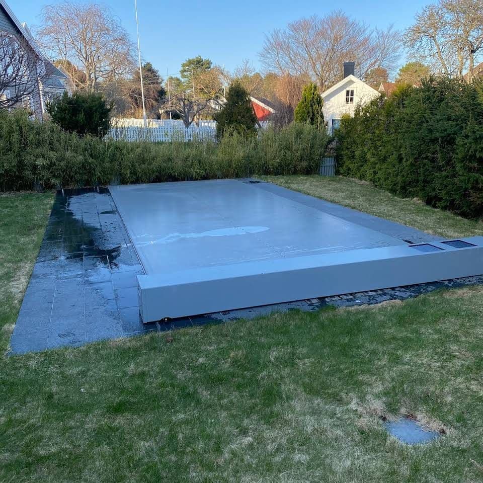 Bilde av et basseng dekt til av coverseal bassengtrekk